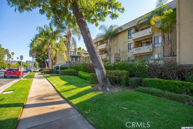 5009 Woodman Avenue 210, Sherman Oaks, California 91423