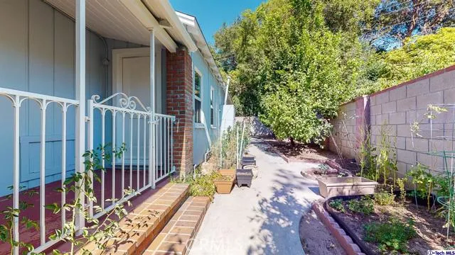 1973 El Arbolita Drive, Glendale, California 91208