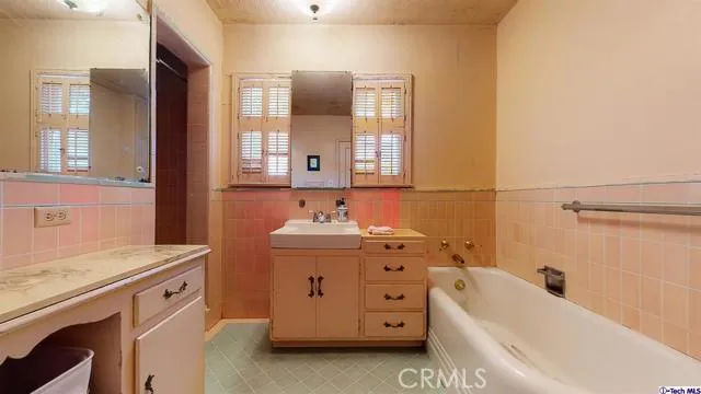 1973 El Arbolita Drive, Glendale, California 91208