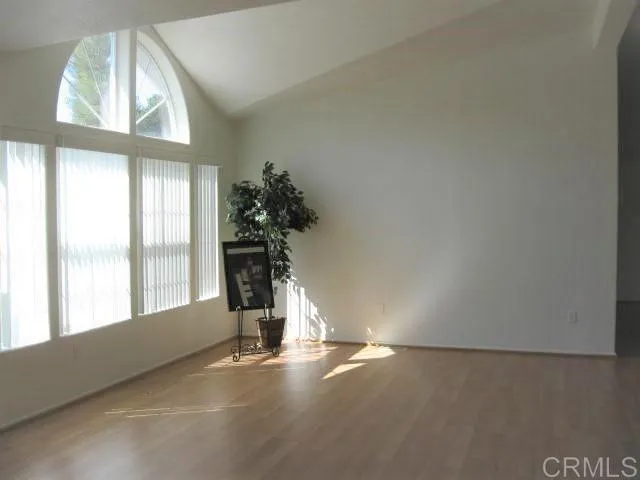 .. photo from 2008 when the house was vacant ...