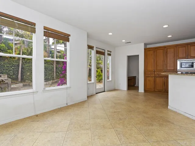 Looking to breakfast area and backyard.