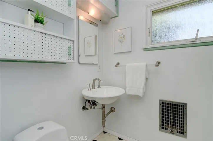 More Mid-Century details in ensuite bath.