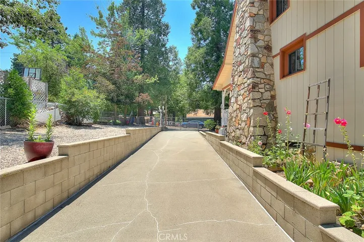 299 Nob Place, Crestline, California 92325