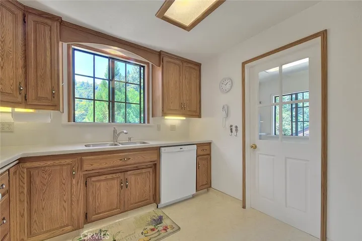 299 Nob Place, Crestline, California 92325