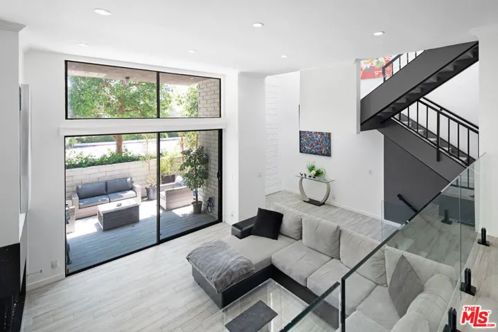 5335 White Oak Avenue E, Encino, California 91316