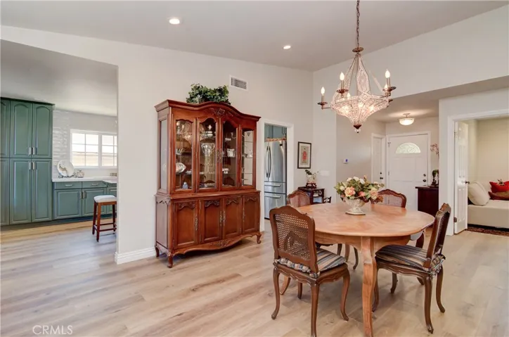 The scale of the living space here is big, big, bid!