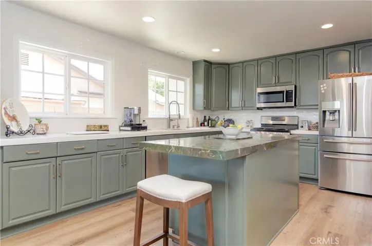 The designer made all the right decisions in this gorgeous, contemporary kitchen.