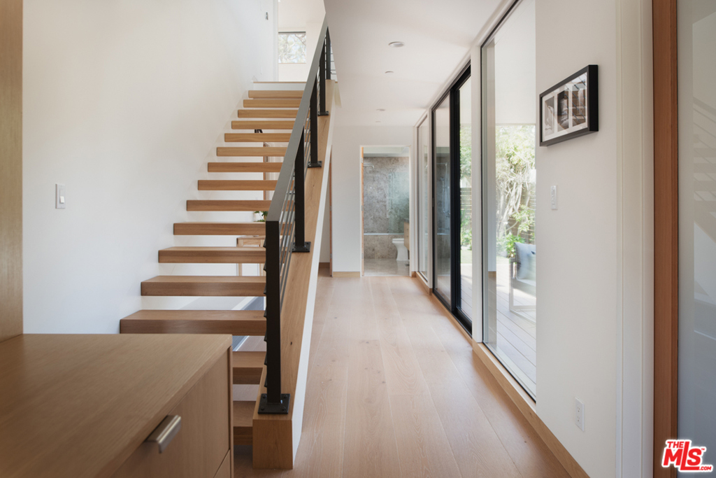 2412 Bryan Avenue, Los Angeles, California 90291 home-pic-13