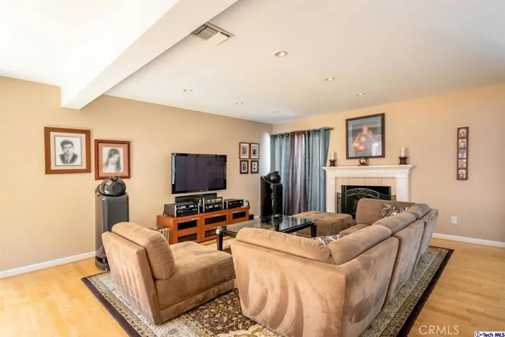 49 Glenflow Court, Glendale, California 91206