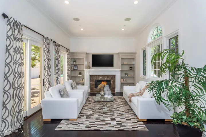 ENTRY ROOM TO RIGHT OF ENTRANCE