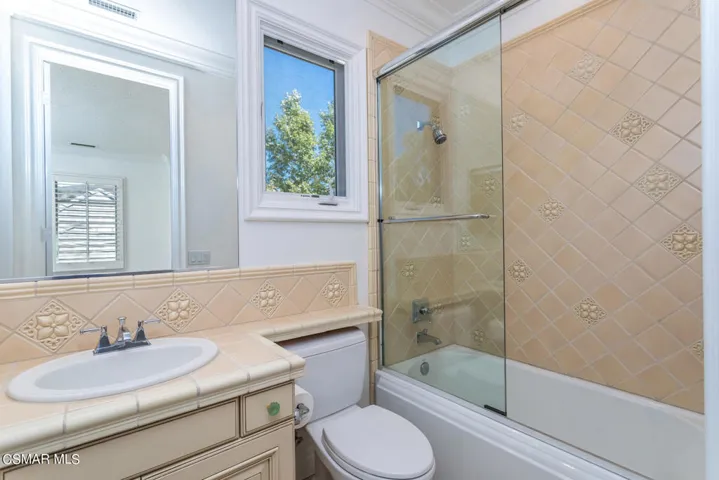 BATHROOM 4 - UPSTAIRS