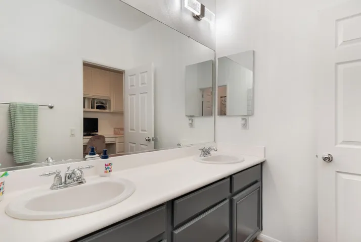 37264bosleystreet-lr-13