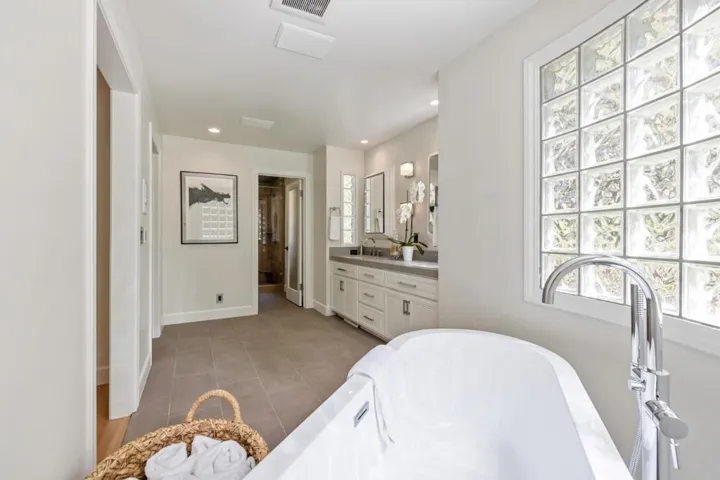 12195 Altamont Court, Los Altos Hills, California 94022