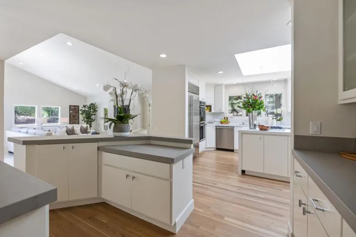 12195 Altamont Court, Los Altos Hills, California 94022