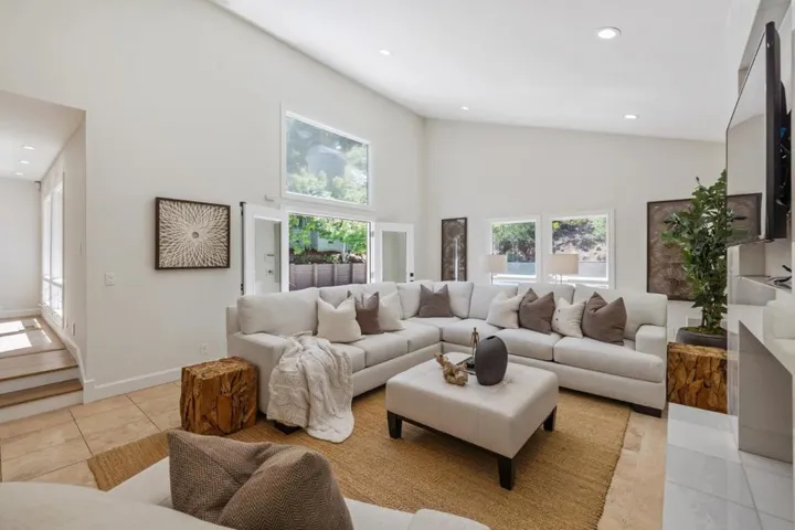 12195 Altamont Court, Los Altos Hills, California 94022