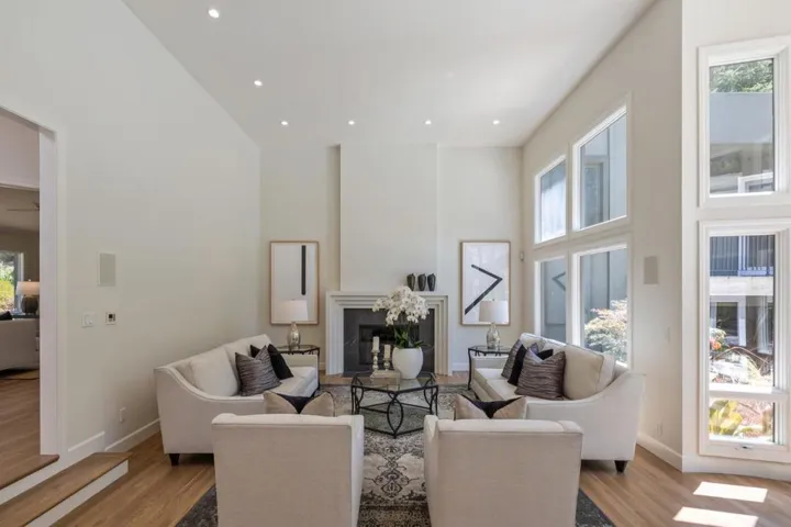 12195 Altamont Court, Los Altos Hills, California 94022