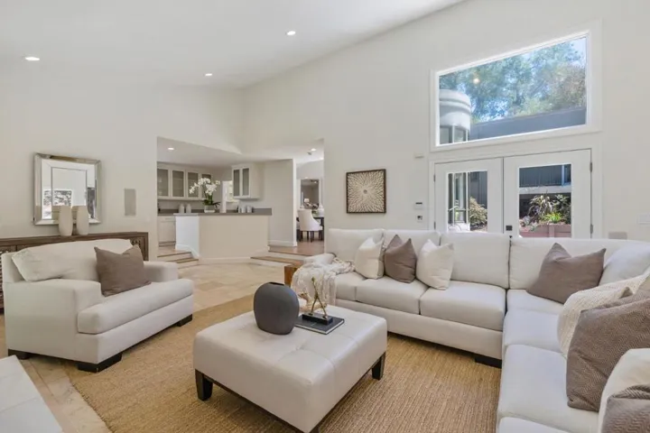 12195 Altamont Court, Los Altos Hills, California 94022