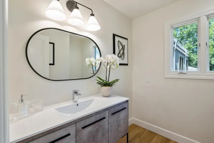 12195 Altamont Court, Los Altos Hills, California 94022