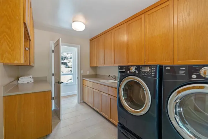 12195 Altamont Court, Los Altos Hills, California 94022