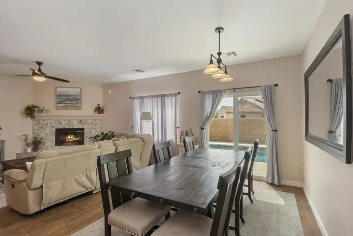 012_Dining Area