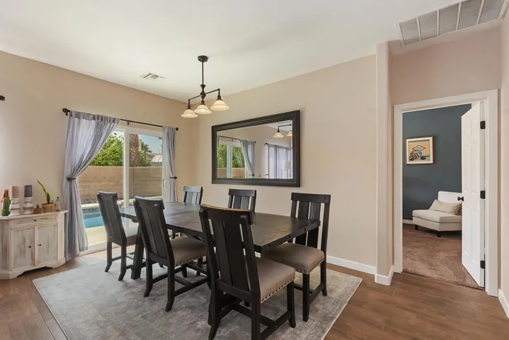 010_Dining Area