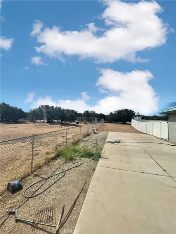 13025 Whitehaven Street, Oak Hills, California 92344