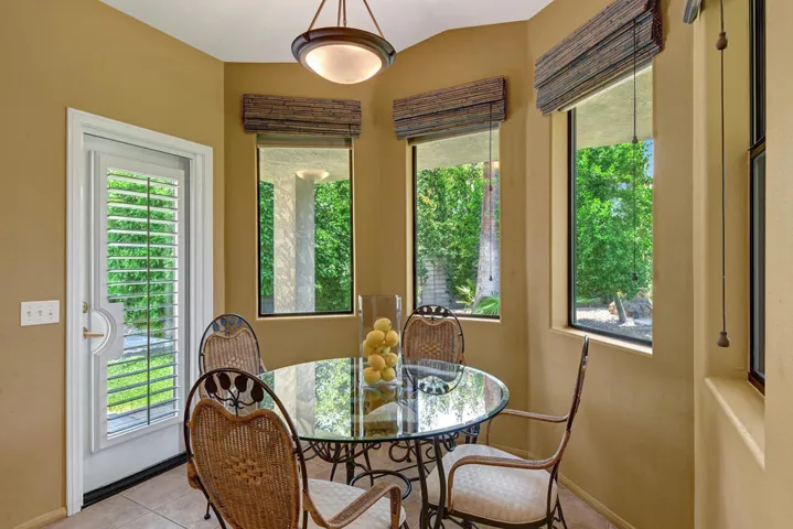 BREAKFAST NOOK MLS