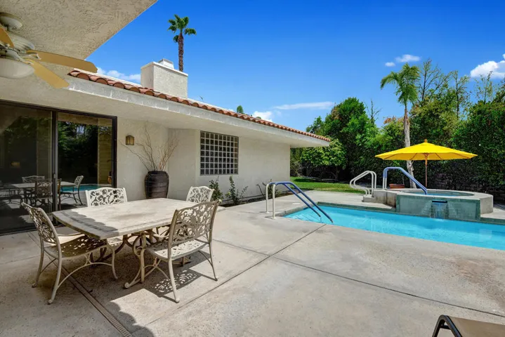 POOL SIDE DINING OUT MLS