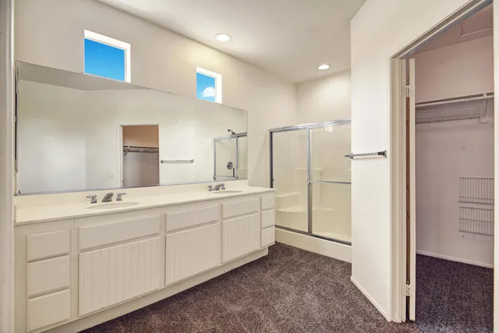 MAIN BEDROOM BATHROOM.jpg mls