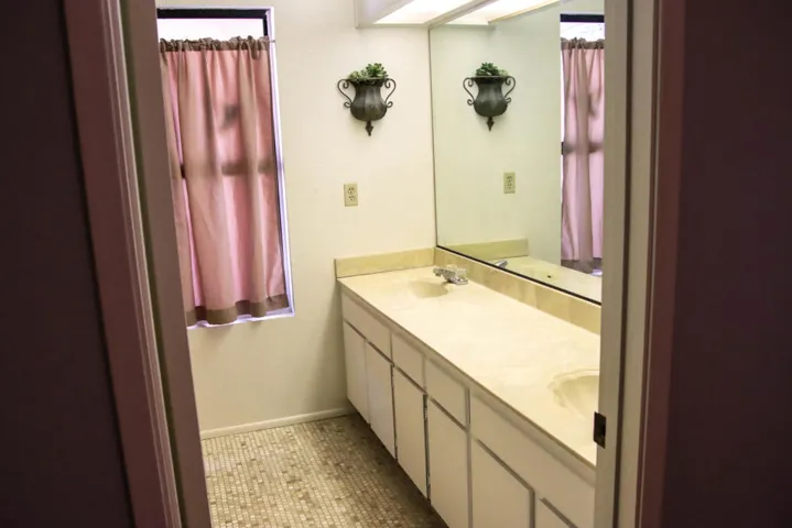 Bathroom 2-6616