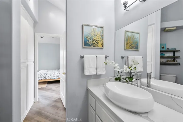 Sparkling Jack and Jill bath.