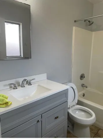 R Bathroom 2