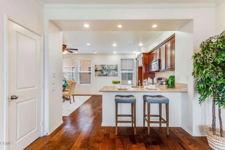 Open kitchen & breakfast bar
