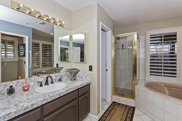027_Master Bathroom (1)