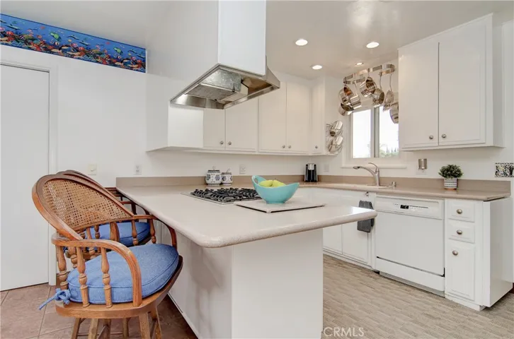 Convenient breakfast bar is great for casual dining, monitoring kid's homework...or just hanging out with the cook!