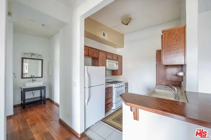 15455 Sherman Way 18, Van Nuys, California 91406