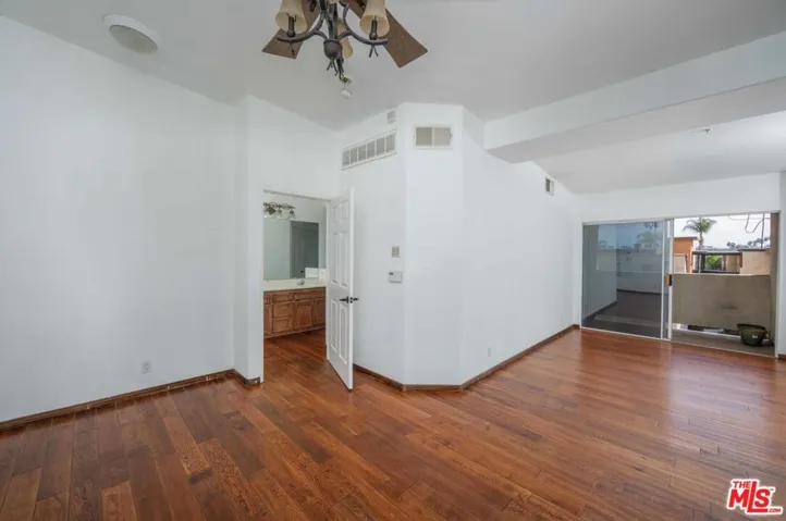 15455 Sherman Way 18, Van Nuys, California 91406