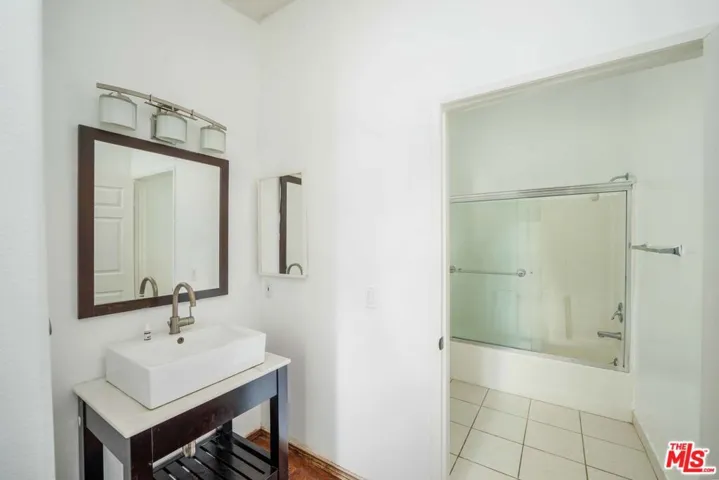 15455 Sherman Way 18, Van Nuys, California 91406