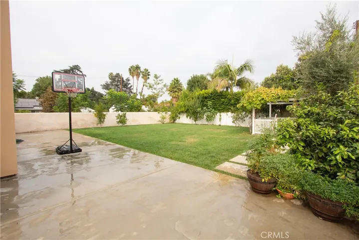 Huge Side Yard!