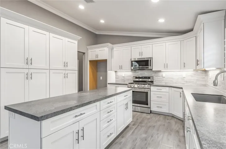 Spacious island with drawers and cabinets