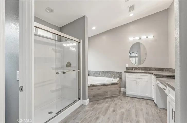 Master bath w/ double sinks and make-up vanity