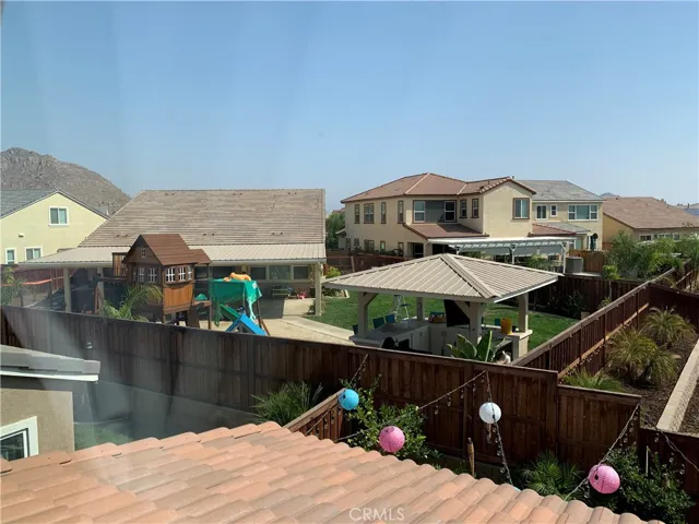 Distance to Neighbors House