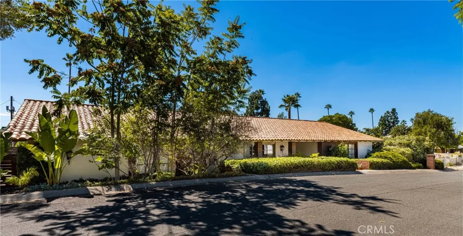 Beautiful single story with with 3 car garage on the side.  Cul de sac street!