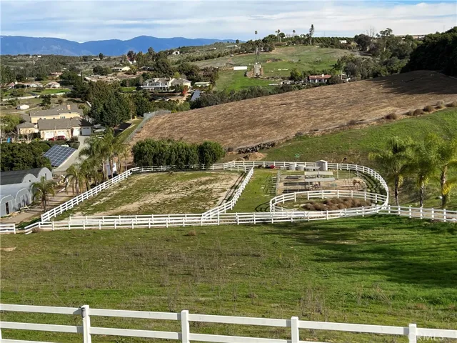 Equestrian area with arena, pasture and 5 pipe corrals