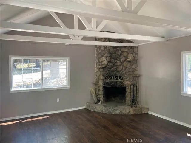 lLIVING ROOM