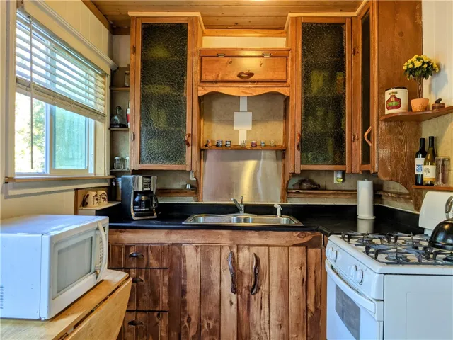 33379 Lakeside Drive, Green Valley Lake, California 92341