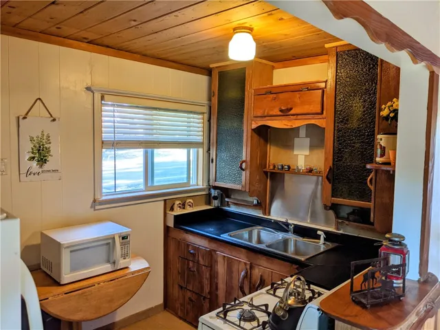 33379 Lakeside Drive, Green Valley Lake, California 92341