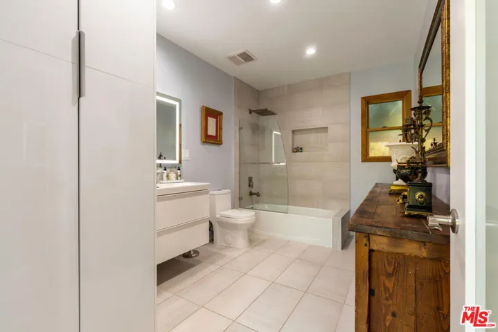 964 4th Avenue, Los Angeles, California 90019
