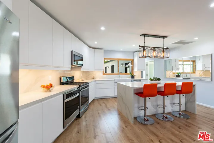 964 4th Avenue, Los Angeles, California 90019