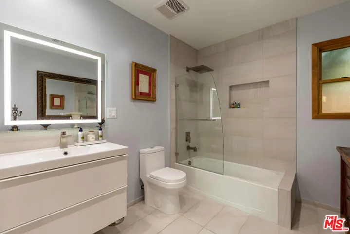 964 4th Avenue, Los Angeles, California 90019
